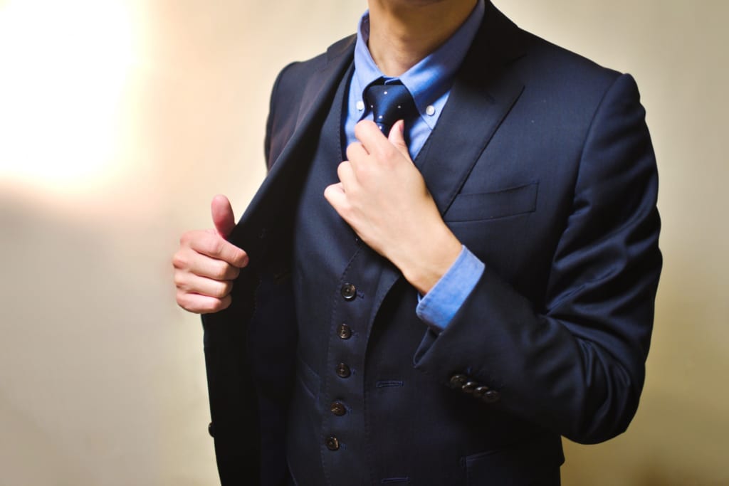 就活スーツのボタンはどうするべき マナーやスマートな着こなしを解説 キミスカ就活研究室