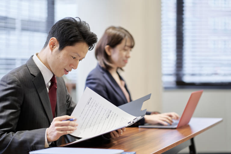 【弱み一覧50選】面接で好印象を残す伝え方や注意点を例文付きで解説 | キミスカ就活研究室